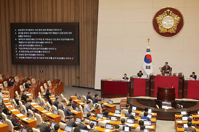 우원식 국회의장이 17일 국회 본회의에서 재의 요구 법안에 대한 재표결 결과를 발표하고 있다. ⓒ연합뉴스