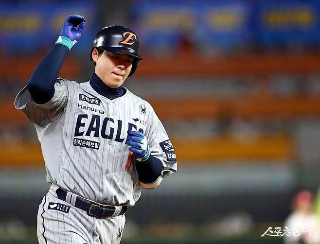 16일 인천 SSG 랜더스필드에서 ‘2025 신한 SOL 뱅크 KBO리그’ SSG 랜더스와 한화 이글스의 경기가 열렸다. 8회초 2사 2, 3루에서 한화 노시환이 3점 홈런을 쏘아 올린 후 그라운드를 돌며 환호하고 있다.

    인천 ｜ 김민성 기자 marineboy@donga.com