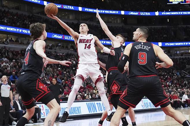 마이애미 타일러 히로(왼쪽에서 2번째)가 17일(한국시간) 유나이티드센터에서 열린 NBA 플레이-인-토너먼트 시카고 불스와 원정경기에서 상대 수비 3명 사이를 뚫고 레이업슛을 시도하고 있다. 시카고(미 일리노이주)|AP뉴시스