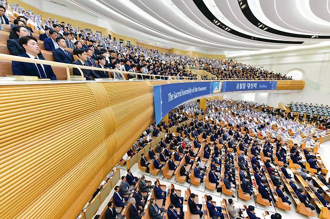 하나님의 교회 ‘새예루살렘 판교성전’에서 거행된 유월절 대성회에서 신자들이 경건하게 예배에 참여하고 있다. 사진제공 ｜ 하나님의교회 세계복음선교협회