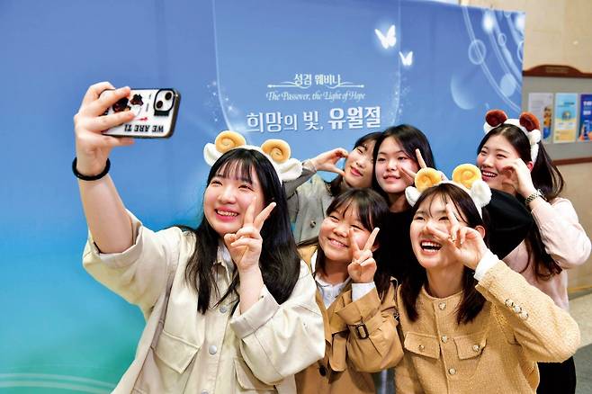 ‘희망의 빛, 유월절’ 성경웨비나 참석자들이 포토존에서 즐거운 시간을 갖고 있다.