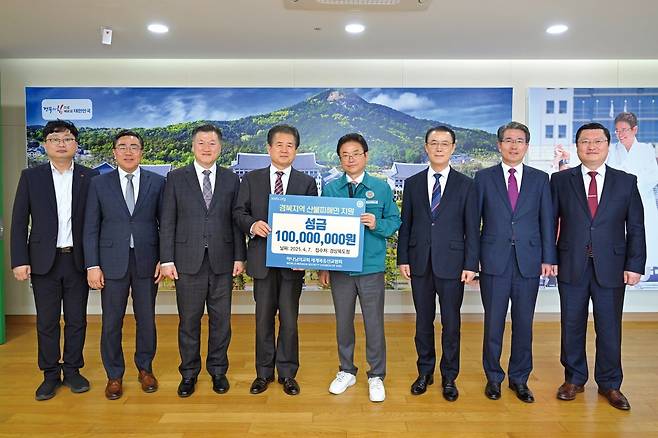 경북 산불 피해 이재민을 돕기 위해 하나님의 교회가 경상북도청에 성금 1억 원을 기탁했다. 왼쪽 넷째부터 하나님의 교회 김중락 목사, 이철우 경북도지사.