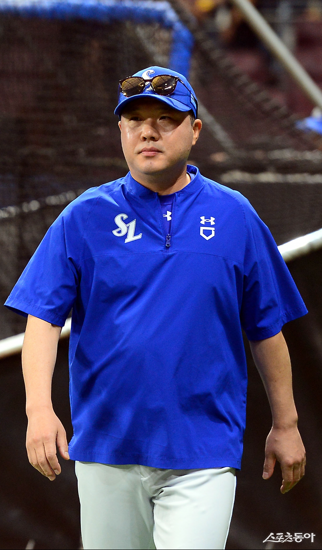 삼성 박진만 감독은 17일 잠실 LG전을 앞두고 부상 자원인 김지찬과 데니 레예스의 1군 복귀 날짜를 밝혔다. 햄스트링 부상에서 회복 중인 김지찬은 오는 20일 롯데전을 앞두고 콜업될 예정이다. 레예스는 24일 KIA전에 맞춰 선발등판을 준비한다. 스포츠동아DB