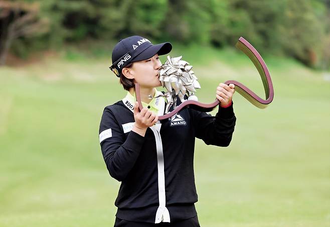 최은우가 지난해 4월 21일 KLPGA 투어 ‘넥센·세인트나인 마스터즈’에서 2년 연속 우승을 달성한 뒤 트로피에 입을 맞추고 있다.  KLPGA 제공