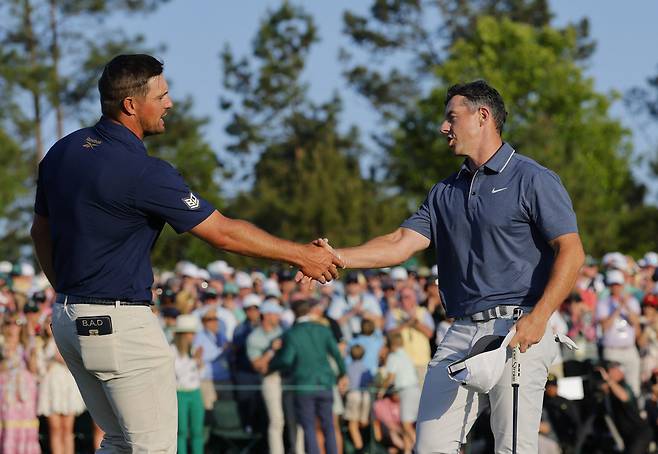 로리 매킬로이(오른쪽)가 지난 14일 마스터스 최종라운드를 마친 뒤 브라이슨 디섐보와 악수하고 있다. 매킬로이는 이날 경기중 디섐보와 한 마디도 나누지 않았다.  오거스타｜로이터 연합뉴스