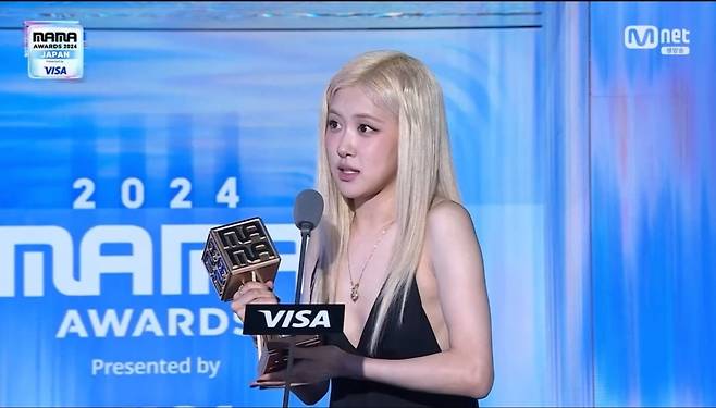 블랙핑크의 로제. ‘2024 마마 어워즈’ 방송 중계 영상 캡처