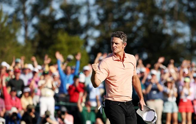 저스틴 로즈가 지난 14일 제89회 마스터스 토너먼트 최종 라운드 18번 홀에서 버디 퍼트를 성공시킨 뒤 주먹을 불끈 쥐어보이고 있다. 게티이미지코리아