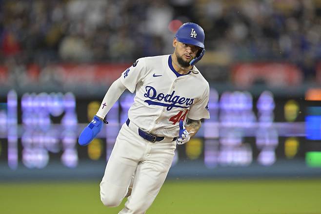 LA 다저스 앤디 파헤스가 17일 콜로라도전에서 5회말 안타로 출루한 뒤 후속타에 홈을 향해 질주하고 있다. Jayne Kamin-Oncea-Imagn Images연합뉴스