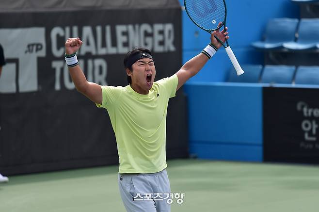 신산희가 지난 16일 부산 스포원 테니스 경기장에서 열린 남자프로테니스(ATP) 비트로 부산오픈 챌린저대회 본선 단식 1회전에서 요하너스 먼데이(영국)를 꺾은 뒤 환호하고 있다. 부산오픈챌린저 대회조직위원회 제공