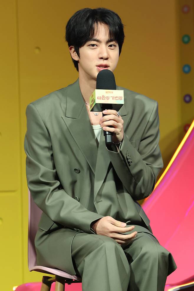 그룹 방탄소년단의 진이 15일 서울 종로구 JW메리어트동대문스퀘어서울에서 열린 넷플릭스 예능 ‘대환장 기안장’제작발표회에서 인사말을 하고 있다. 연합뉴스