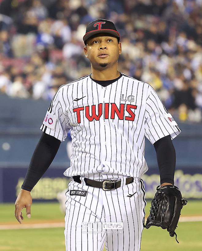 ▲ 에르난데스는 15일 잠실 삼성전에서 6이닝 무피안타 9탈삼진 무실점 호투를 펼쳤다. 그러나 경기 도중 오른쪽 허벅지 통증을 느꼈고, 검진 결과 복귀까지 6주가 필요한 근육 손상이라는 진단을 받았다. ⓒ곽혜미 기자