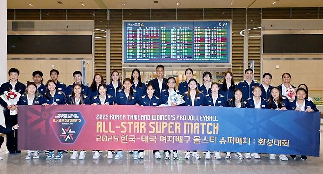 인천공항을 통해 입국한 태국 배구 국가대표팀. /사진=KBSN 제공