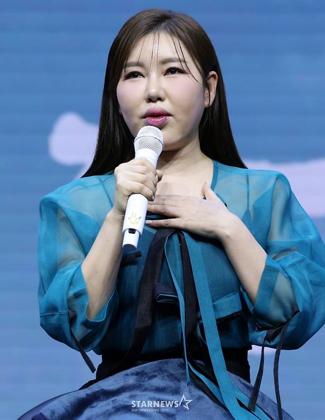 (서울=뉴스1) 권현진 기자 = 가수 송가인이 11일 서울 강서구 스카이아트홀에서 가진 정규 4집 '가인;달' 발매 쇼케이스에서 취재진 질문에 답하고 있다. 2025.2.11/뉴스1  Copyright (C) 뉴스1. All rights reserved. 무단 전재 및 재배포,  AI학습 이용 금지. /사진=(서울=뉴스1) 권현진 기자