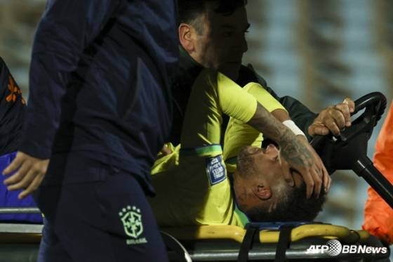 네이마르가 지난 2023년 10월 우루과이 몬테비데오에서 열린 브라질 대 우루과이의 2026 국제축구연맹(FIFA) 북중미 월드컵 남미예선 경기 도중 부상으로 들것에 실려 나가고 있다. /AFPBBNews=뉴스1