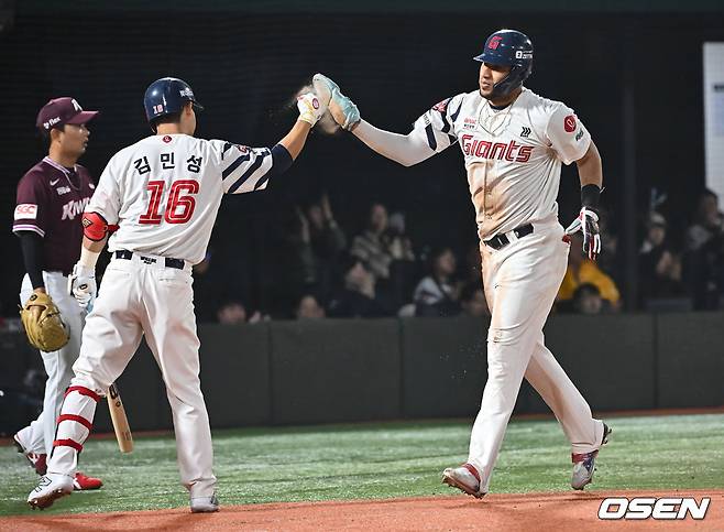 레이예스(오른쪽)가 득점한 뒤 김민성과 하이파이브를 하고 있다.