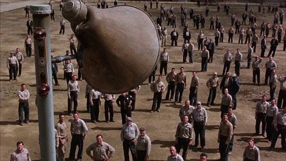 영화 ‘쇼생크 탈출’에서 주인공 앤디 듀프레인(팀 로빈스 분·)이 모차르트의 ‘피가로의 결혼’ 한 대목을 수감 중인 죄수들에게 들려주는 장면. IMBD 제공