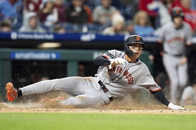 샌프란시스코 외야수 이정후는 17일(한국시간) 시티즌스 뱅크 파크에서 진행 중인 '2025 메이저리그' 필라델피아 필리스전에서 3번타자 중견수로 선발 출전했다. 상대 에이스 놀라에게 2루타를 쳐내며 메이저리그 전체 2루타 1위 기록을 이어가고 있다. 연합뉴스 AP
