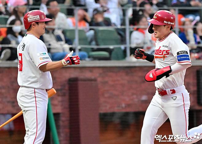 17일 오후 인천SSG랜더스필드에서 열린 '2025 신한 SOL Bank KBO리그' 한화 이글스와 SSG 랜더스의 경기, 1회말 무사 1루 SSG 최지훈이 박성한의 1타점 2루타때 득점에 성공한 후 기뻐하고 있다. 인천, 김한준 기자