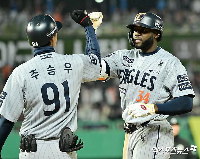 17일 오후 인천SSG랜더스필드에서 열린 '2025 신한 SOL Bank KBO리그' 한화 이글스와 SSG 랜더스의 경기, 5회초 2사 2,3루 한화 플로리얼이 2타점 적시타를 날린 후 기뻐하고 있다. 인천, 김한준 기자