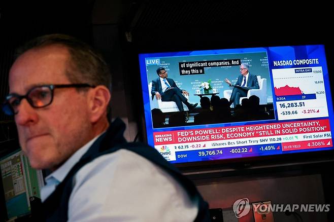 뉴욕 증권거래소 16일(현지시간) 뉴욕증권거래소 트레이더 뒤로 보이는 미 연준 의장 대담 TV 화면
[뉴욕 로이터=연합뉴스. 재판매 및 DB 금지]