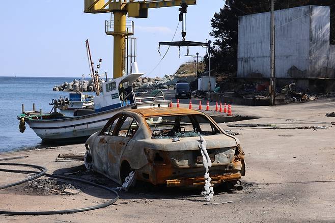 영덕군 영덕읍 노물리에서 산불에 탄 채 방치된 차 [촬영 손대성]