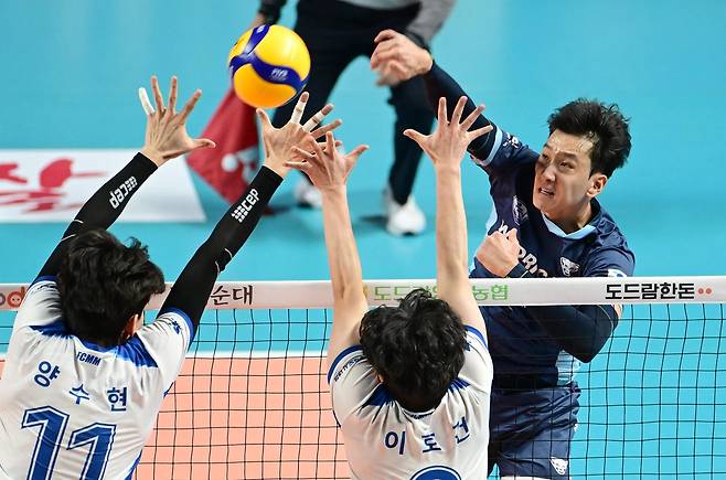 우리카드에서 뛴 송명근(오른쪽)이 공격하는 장면 [한국배구연맹 제공. 재판매 및 DB 금지]
