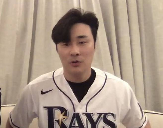 화상 인터뷰하는 김하성 (서울=연합뉴스) 김하성이 탬파베이와 계약한 4일(한국시간) 화상 기자회견을 하고 있다. 2025.2.4 [줌 인터뷰 캡처. 재판매 및 DB 금지] photo@yna.co.kr