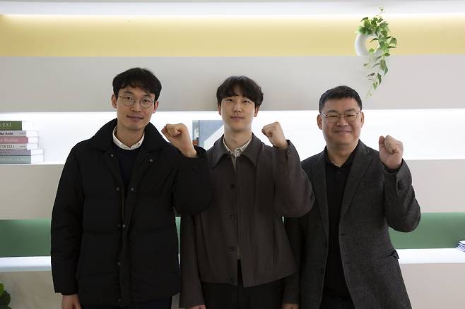 수계아연전지 내구성 높일 전극 소재 개발한 에너지연 연구팀 왼쪽부터 양정훈 박사, 박상현 학생연구원, 이찬우 박사 [한국에너지기술연구원 제공. 재판매 및 DB 금지]
