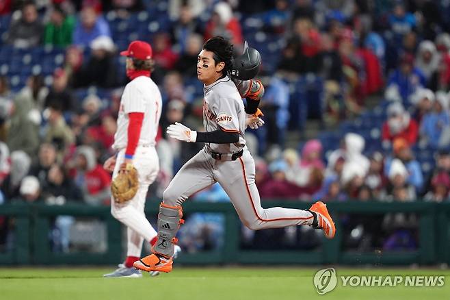 질주하는 이정후(오른쪽) [로이터=연합뉴스] Mandatory Credit: Kyle Ross-Imagn Images