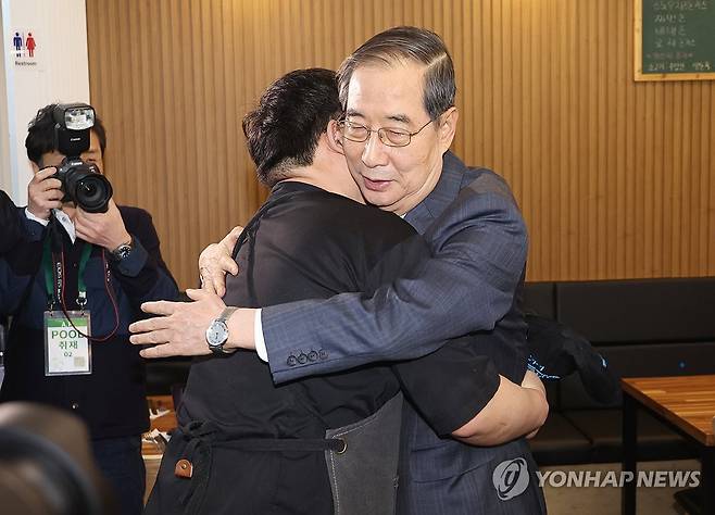 한덕수 권한대행, 결식아동 무료점심 식당 방문 (울산=연합뉴스) 한상균 기자 = 한덕수 대통령 권한대행 국무총리가 16일 결식 아동들에게 무료 점심을 제공해온 울산 뚠뚠이 돈가스에서 사장과 인사를 나누고 격려하고 있다. 2025.4.16 xyz@yna.co.kr
