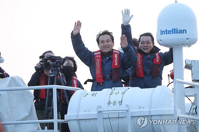 저도어장 살펴보는 김진태 강원지사 (강원 고성=연합뉴스) 류호준 기자 = 17일 오전 김진태 강원지사(왼쪽)와 김시성 강원도의장 등이 어업지도선을 타고 동해 최북단 저도어장을 살펴보고 있다.
    저도어장은 북방한계선(NLL)과 조업한계선 사이에 있는 어장이다. 2025.4.17 ryu@yna.co.kr