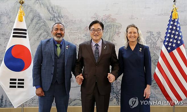 우원식 국회의장, 미 의회 코리아스터디그룹 방한단 접견 (서울=연합뉴스) 우원식 국회의장(가운데)이 17일 서울 여의도 국회에서 아미 베라, 제니퍼 키건스 하원의원 등 미국 의회 코리아스터디그룹(CSGK) 방한단을 접견하고 있다. 2025.4.17 [국회의장실 제공. 재판매 및 DB 금지] photo@yna.co.kr