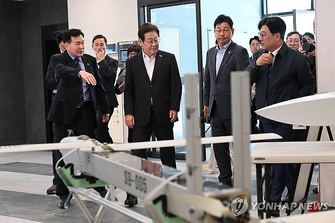 국방과학연구소 둘러보는 이재명 전 대표 (서울=연합뉴스) 더불어민주당 대선후보 경선 주자인 이재명 전 대표가 17일 대전 유성구 국방과학연구소에서 개발 중인 무기체계를 둘러보고 있다. 2025.4.17 [국회사진기자단] photo@yna.co.kr