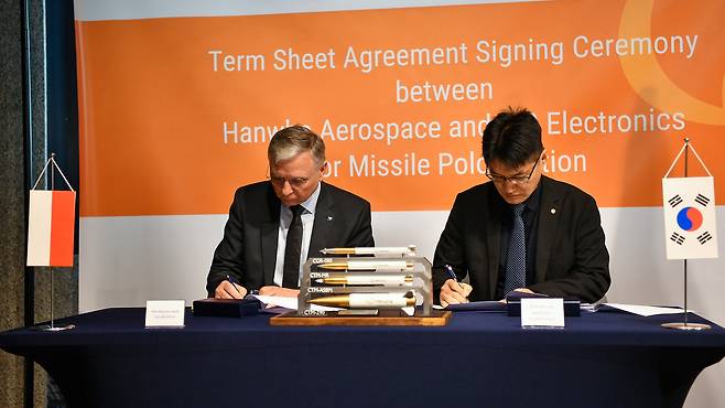 마리우시 브와슈차크 폴란드 국방부 장관과 한화에어로스페이스 대표 협약 사진