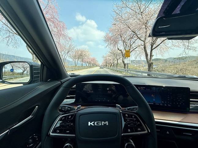 무쏘 EV 주행 모습./사진=백유진 기자 byj@