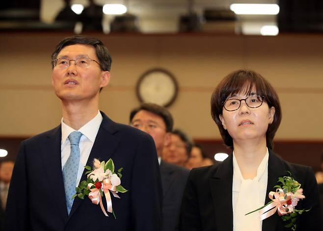 지난 2019년 4월 19일 오후 서울 종로구 헌법재판소에서 열린 신임 헌법재판관 취임식에 문형배(왼쪽)·이미선 신임 헌법재판관이 참석해 있다. (사진=연합뉴스)