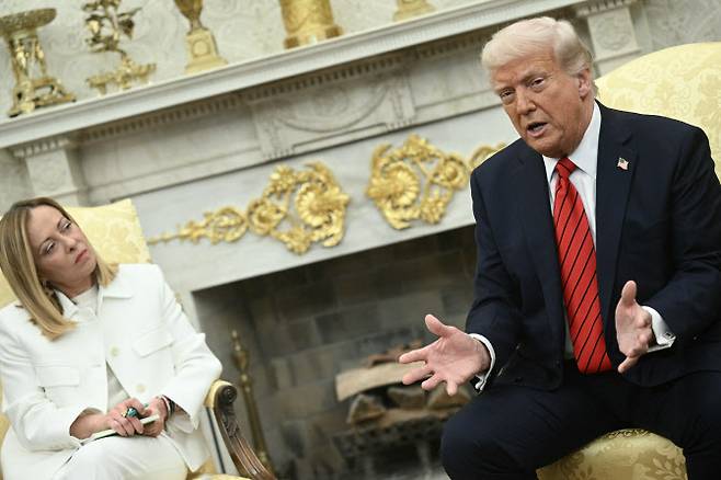 17일(현지시간) 도널드 트럼프 미국 대통령(오른쪽)은 백악관 집무실에서 조르자 멜로니 이탈리아 총리와 회담을 진행했다.(사진=AFP)