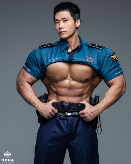 박성용 경기남부경찰청 경위(사진=몸짱 경찰관 달력)