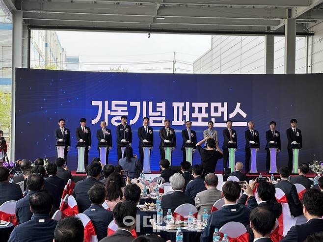 율촌화학이 전날 경기도 포승 신 공장에서 이차전지용 배터리 파우치 신규 증설 설비에 대한 가동 기념식을 개최했다.(사진=한국배터리산업협회)