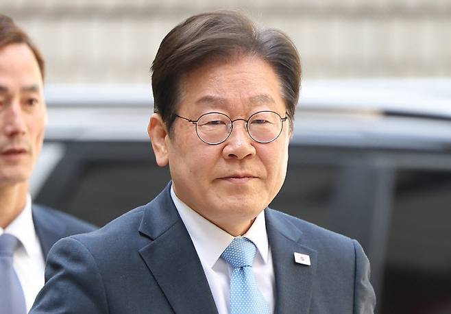 더불어민주당 이재명 전 대표가 15일 서울 서초구 서울중앙지방법원에서 열린 ‘대장동 배임·성남FC 뇌물’ 1심 공판에 출석하고 있다. (사진=연합뉴스)