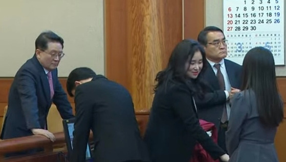 헌법재판소가 윤 전 대통령에 대해 파면을 선고한 뒤 김계리 변호사의 모습. 〈사진=JTBC 유튜브 캡처〉