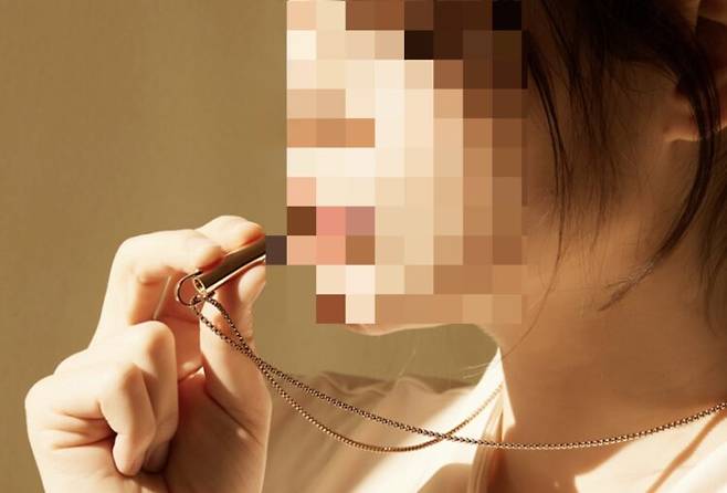 최근 SNS에서 호흡을 조절해 스트레스를 완화하는 '금연 목걸이'가 300만 회의 조회수를 기록하며 화제에 올랐다. [사진='H'사 홈페이지]