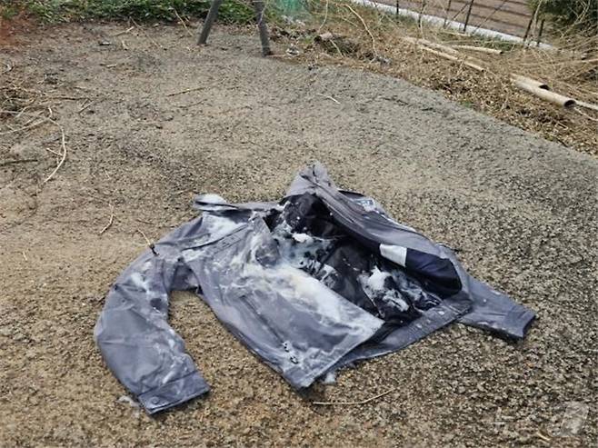 박유민 경위가 입은 점퍼가 불에 탄 모습.(보성경찰서 제공. 재판매 및 DB 금지)