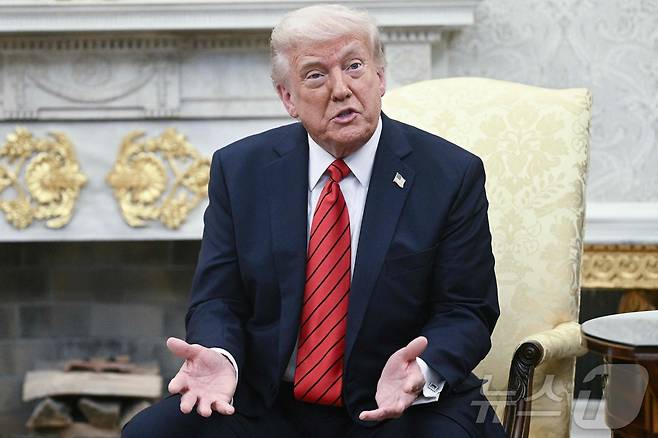 도널드 트럼프 미국 대통령이 17일(현지시간) 워싱턴 백악관에서 조르자 멜로니 이탈리아 총리와 회담서 "제롬 파월 연준 의장은 나는 잘 맞지 않는다. 내가 그의 사임을 원하면 그는 매우 빨리 물러날 것이다”고 말하고 있다. 2025.04.18 ⓒ AFP=뉴스1 ⓒ News1 우동명 기자