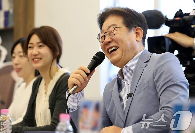 이재명 더불어민주당 대선 경선 후보가 18일 오전 대구 북구 협동조합 소이랩에서 열린 K-콘텐츠 기업 간담회에 참석해 발언 도중 환하게 웃고 있다. 2025.4.18/뉴스1 ⓒ News1 공정식 기자