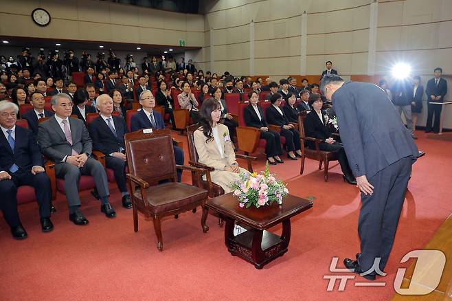 문형배 헌법재판소장 권한대행이 18일 오전 서울 종로구 재동 헌법재판소 대강당에서 열린 문형배·이미선 헌법재판관 퇴임식에서 퇴임사에 앞서 고개 숙여 인사하고 있다. 2025.4.18/뉴스1 ⓒ News1 박정호 기자