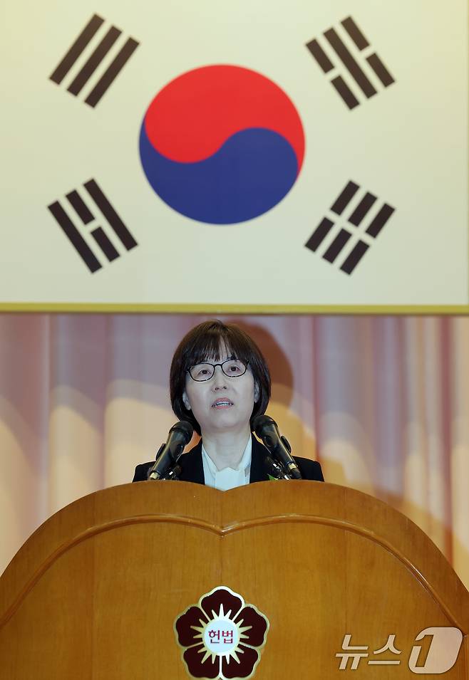이미선 헌법재판관이 18일 오전 서울 종로구 재동 헌법재판소 대강당에서 열린 문형배·이미선 헌법재판관 퇴임식에서 퇴임사를 하고 있다. 2025.4.18/뉴스1 ⓒ News1 박정호 기자