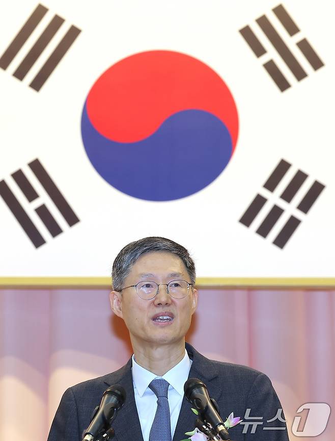 문형배 헌법재판소장 권한대행이 18일 오전 서울 종로구 재동 헌법재판소 대강당에서 열린 문형배·이미선 헌법재판관 퇴임식에서 퇴임사를 하고 있다. 2025.4.18/뉴스1 ⓒ News1 박정호 기자