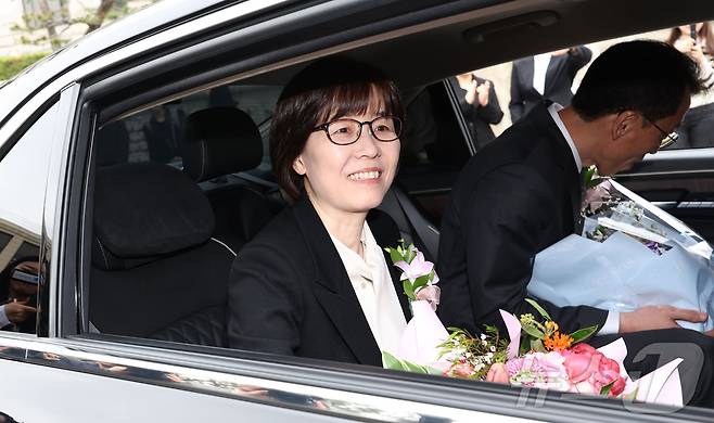 이미선 헌법재판관이 18일 서울 종로구 헌법재판소에서 열린 퇴임식을 마친 뒤 환송을 받으며 헌재를 나서고 있다. (공동취재) 2025.4.18/뉴스1 ⓒ News1 박정호 기자