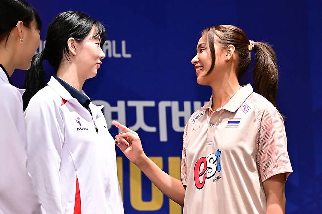한국도로공사 소속의 강소휘와 타나차 쑥솟이 한국-태국 올스타전을 앞두고 웃으며 대화를 하고 있다. (한국배구연맹 제공)